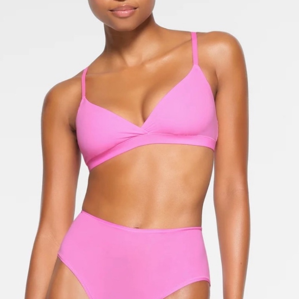 SKIMS Fits Eveybody Crossover Bralette — Neon Orchid - Picture 2 of 7